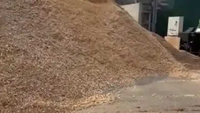 Drvna sirovina u našem pogonu, kadar iz snimka proizvodnje